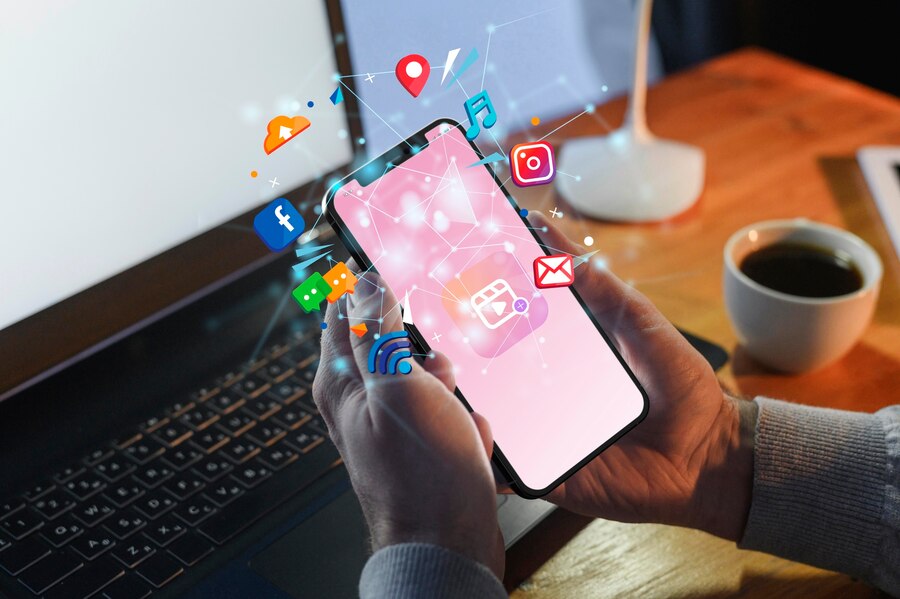 Ilustrasi media sosial dan marketplace (Sumber: Freepik)