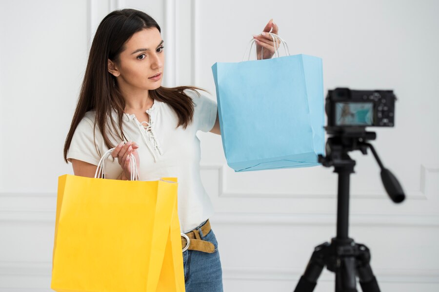 Ilustrasi seller melakukan live shopping (Sumber: Freepik)
